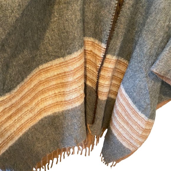 Vintage Monteza's Alpaca Cape Poncho Shawl Wrap Wooden Button At Neckline Sz Med - Picture 13 of 16